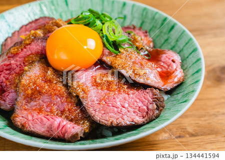 卵黄をのせたローストビーフ丼 134441594