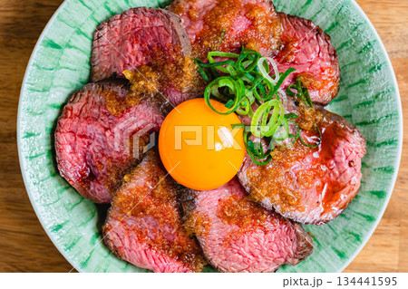 卵黄をのせたローストビーフ丼 134441595