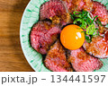 卵黄をのせたローストビーフ丼 134441597