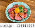 卵黄をのせたローストビーフ丼 134441598