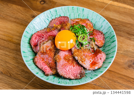 卵黄をのせたローストビーフ丼 134441598