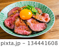 卵黄をのせたローストビーフ丼 134441608