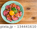 卵黄をのせたローストビーフ丼 134441610