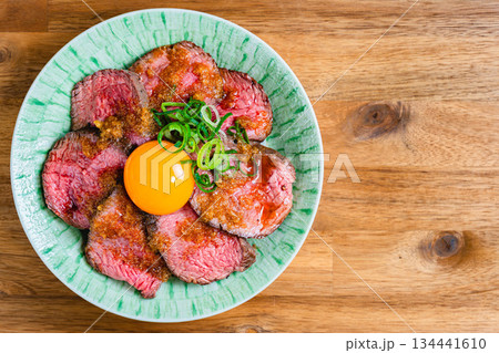 卵黄をのせたローストビーフ丼 134441610