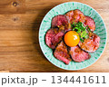 卵黄をのせたローストビーフ丼 134441611