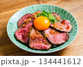卵黄をのせたローストビーフ丼 134441612