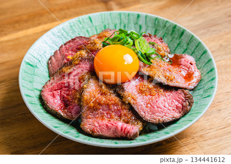 卵黄をのせたローストビーフ丼 134441612