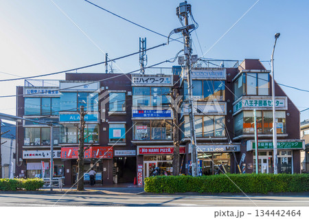東京都八王子市の都市風景 雑居ビル 東京都八王子市の都市風景 雑居ビル 134442464