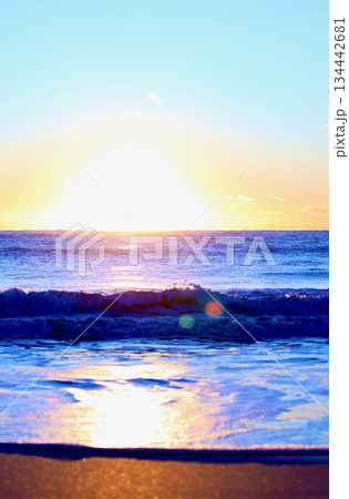 美しい海岸の朝日 美しい海岸の朝日 134442681