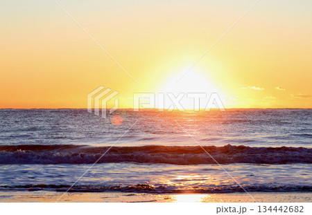 美しい海岸の朝日 134442682