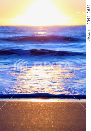 美しい海岸の朝日 134442684
