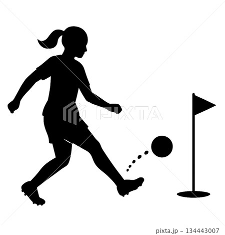 フットゴルフをする女性のシルエット 134443007