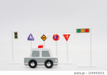白背景に並んだパトカーのミニチュアと信号機・道路標識 交通安全や教育のイメージ 134443015