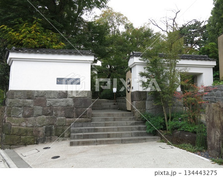 東京都港区の荏原 畠山美術館（正門） 134443275