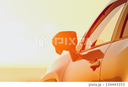 朝日をバックにシルバー色の車 134443353