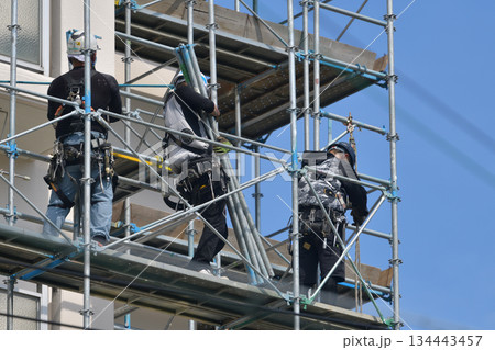 マンション大規模修繕　仮設足場の解体作業風景 134443457