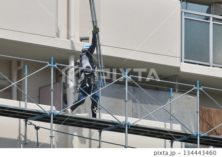 マンション大規模修繕　仮設足場の解体作業風景 134443460