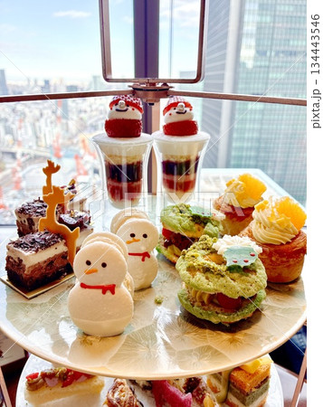 雪だるまモチーフのスイーツが並ぶアフタヌーンティー 134443546