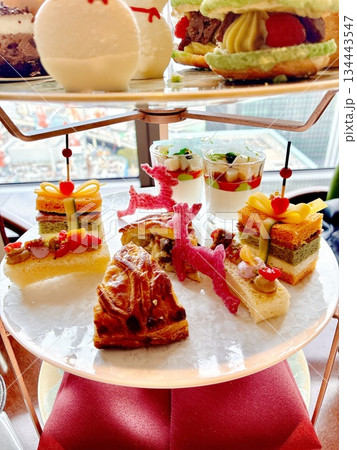 色とりどりのスイーツが並ぶ三段アフタヌーンティー 134443547