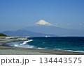 三保海岸と富士山 134443575