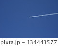 真っ青の空に飛行機と飛行機雲 134443577