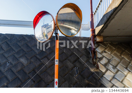 青空のカーブミラー 134443694