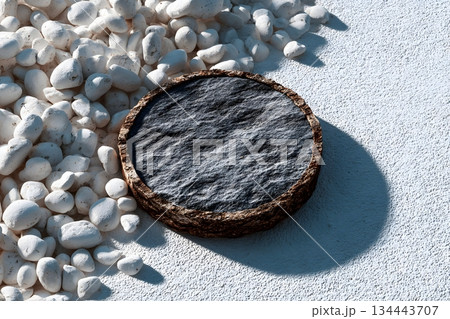 白砂と小石に囲まれた円形石台の俯瞰構図 134443707