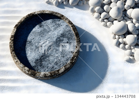 白砂と小石に囲まれた円形石台の俯瞰構図 134443708