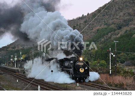 SLやまぐち号 晩秋日没後 篠目駅を出発 田代峠を目指す SLやまぐち号 晩秋日没後 篠目駅を出発 田代峠を目指す 134443820