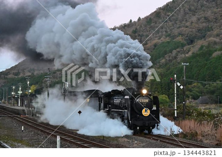 SLやまぐち号　晩秋日没後　篠目駅を出発　田代峠を目指す 134443821