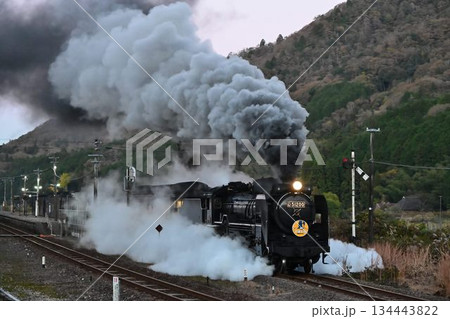 SLやまぐち号　晩秋日没後　篠目駅を出発　田代峠を目指す 134443822