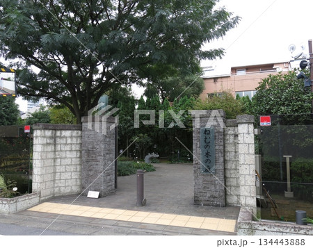 品川区のねむの木の庭(正門・ネムノキ) 品川区のねむの木の庭(正門・ネムノキ) 134443888