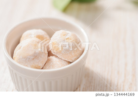 ティータイムのお菓子スノーボール　クッキー 134444169