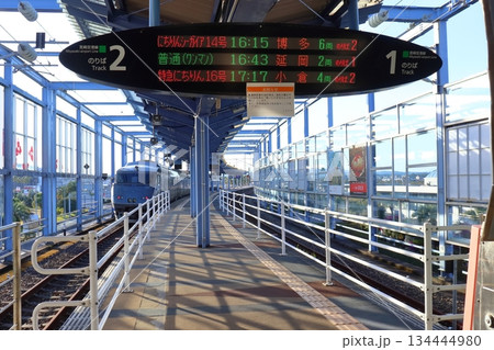 宮崎空港駅に停車中の787系 特急にちりん号と行先電光掲示板 134444980