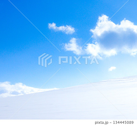 冬の北海道美瑛町の畑に雪が積もった丘の上の風景 冬の北海道美瑛町の畑に雪が積もった丘の上の風景 134445089