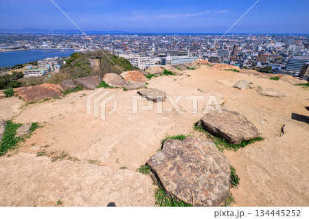 〈鳥取県〉米子城跡　城山頂上の礎石の遺構　4月 134445252