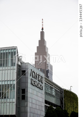 東京 新宿駅南口からの都市風景 東京 新宿駅南口からの都市風景 134445397