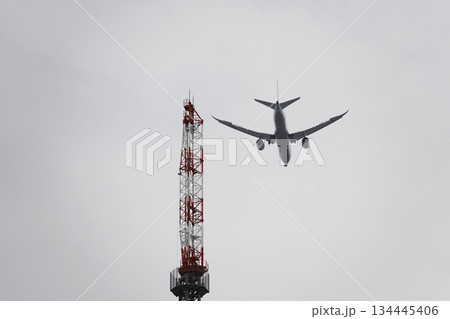 ビルに設置されたアンテナと旅客機 ビルに設置されたアンテナと旅客機 134445406