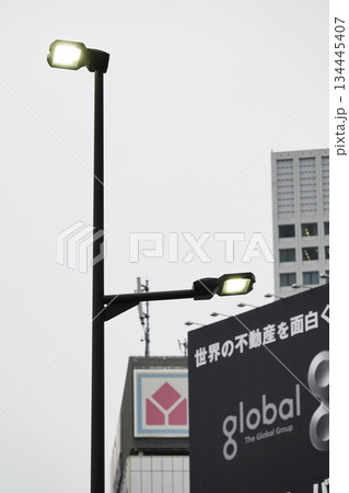 都会の風景 街灯とビル屋上に設置された広告看板 134445407
