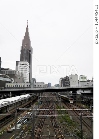 都会の風景 中高層ビル群と鉄道路線 134445411