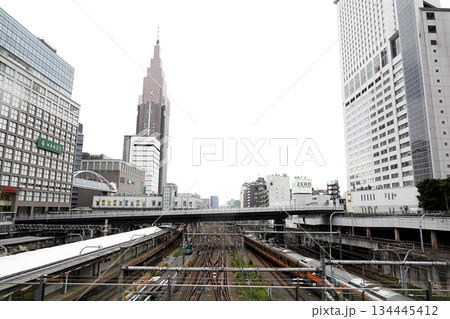 都会の風景 鉄道路線をまたぐ高架歩道橋より見た中高層ビル群と鉄道路線 都会の風景 鉄道路線をまたぐ高架歩道橋より見た中高層ビル群と鉄道路線 134445412