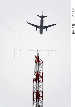 ビルに設置されたアンテナと旅客機 ビルに設置されたアンテナと旅客機 134445418