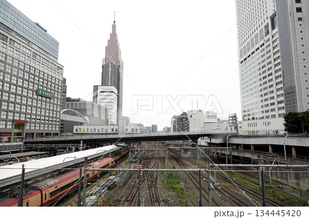 都会の風景 鉄道路線をまたぐ高架歩道橋より見た中高層ビル群と鉄道路線 都会の風景 鉄道路線をまたぐ高架歩道橋より見た中高層ビル群と鉄道路線 134445420