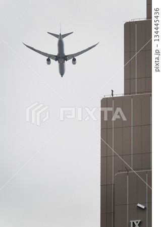 高層ビルと飛行する旅客機 高層ビルと飛行する旅客機 134445436
