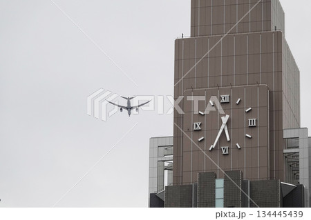 高層ビルと飛行する旅客機 高層ビルと飛行する旅客機 134445439