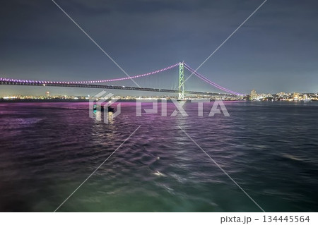 明石海峡大橋夜景を、クルーズ客船から望む 明石海峡大橋夜景を、クルーズ客船から望む 134445564