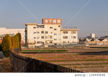 畑が広がる西面から老朽化が進む施設で地域医療を死守する現役病院の外観と医療崩壊の危機 畑が広がる西面から老朽化が進む施設で地域医療を死守する現役病院の外観と医療崩壊の危機 134445640