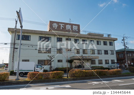 国道309号沿いに建つ老朽化が進む施設で地域医療を死守する現役病院の外観と医療崩壊の危機 134445644