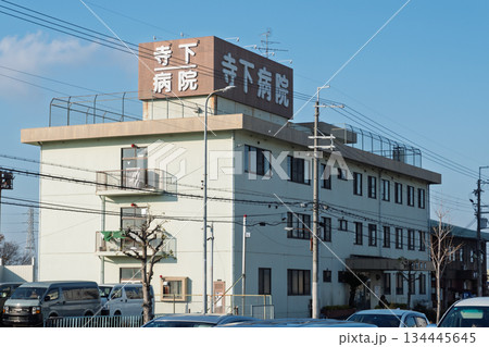 南東方向から見た、老朽化が進む施設で地域医療を死守する現役病院の外観と医療崩壊の危機 南東方向から見た、老朽化が進む施設で地域医療を死守する現役病院の外観と医療崩壊の危機 134445645