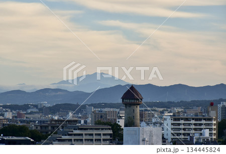 朝焼けの東山給水塔と御嶽山の眺望 朝焼けの東山給水塔と御嶽山の眺望 134445824